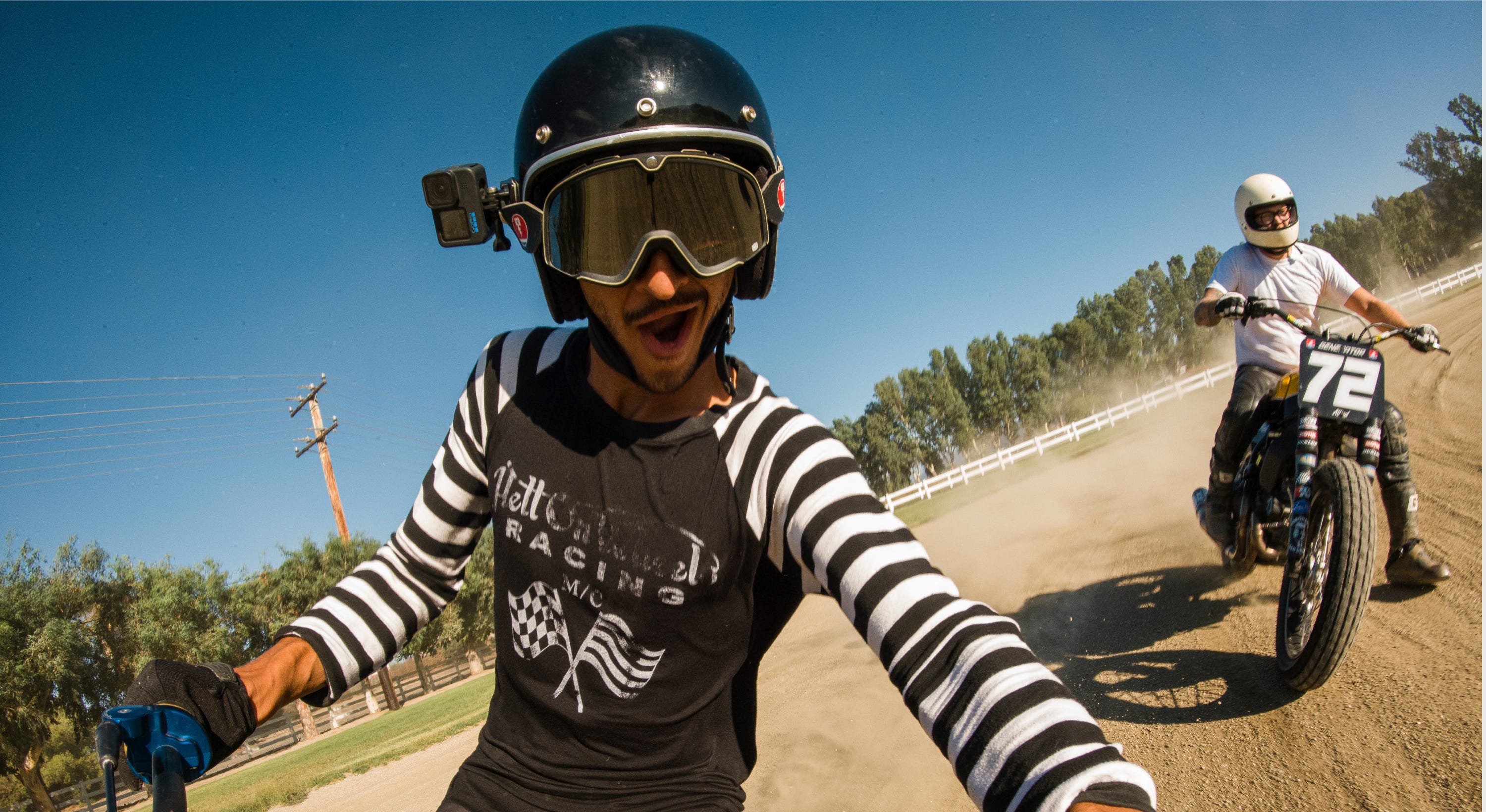 мотоциклетный шлем с изогнутым клеящимся креплением для камеры GoPro (сбоку)