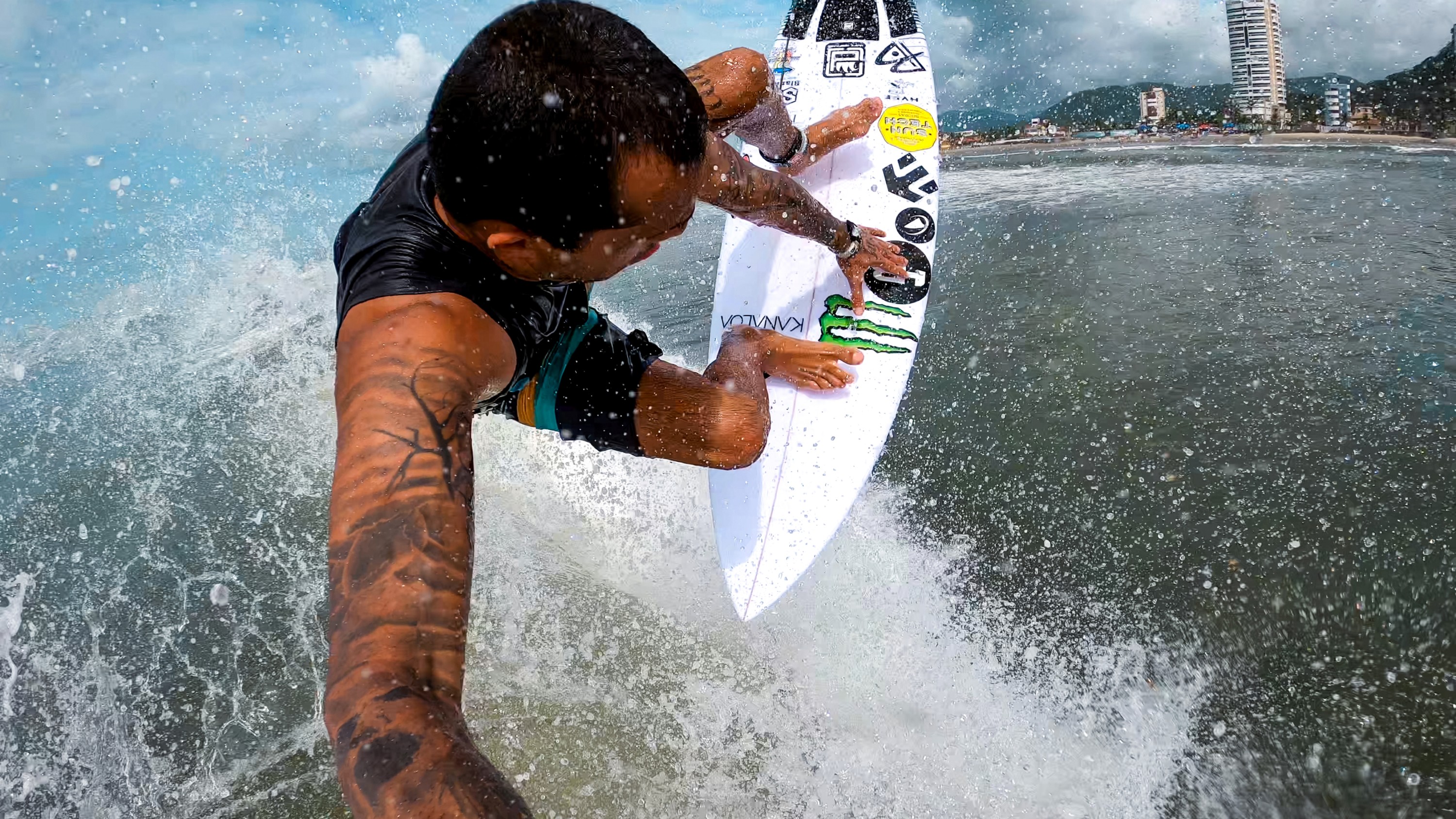 POV de una cámara de acción GoPro de una actividad de surf con tabla corta