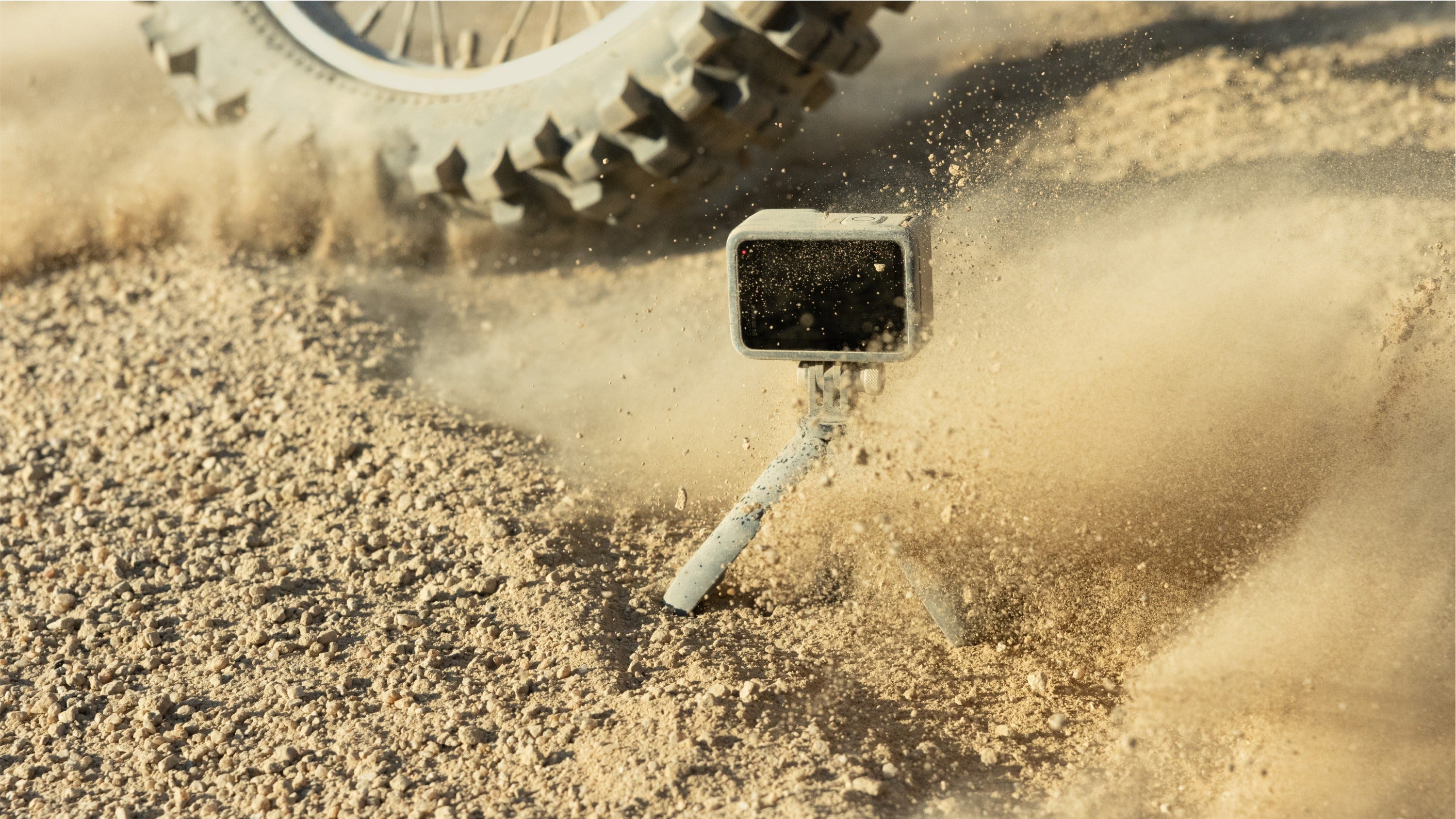 Cámara HERO10 Black de GoPro montada en un Shorty (minitrípode)