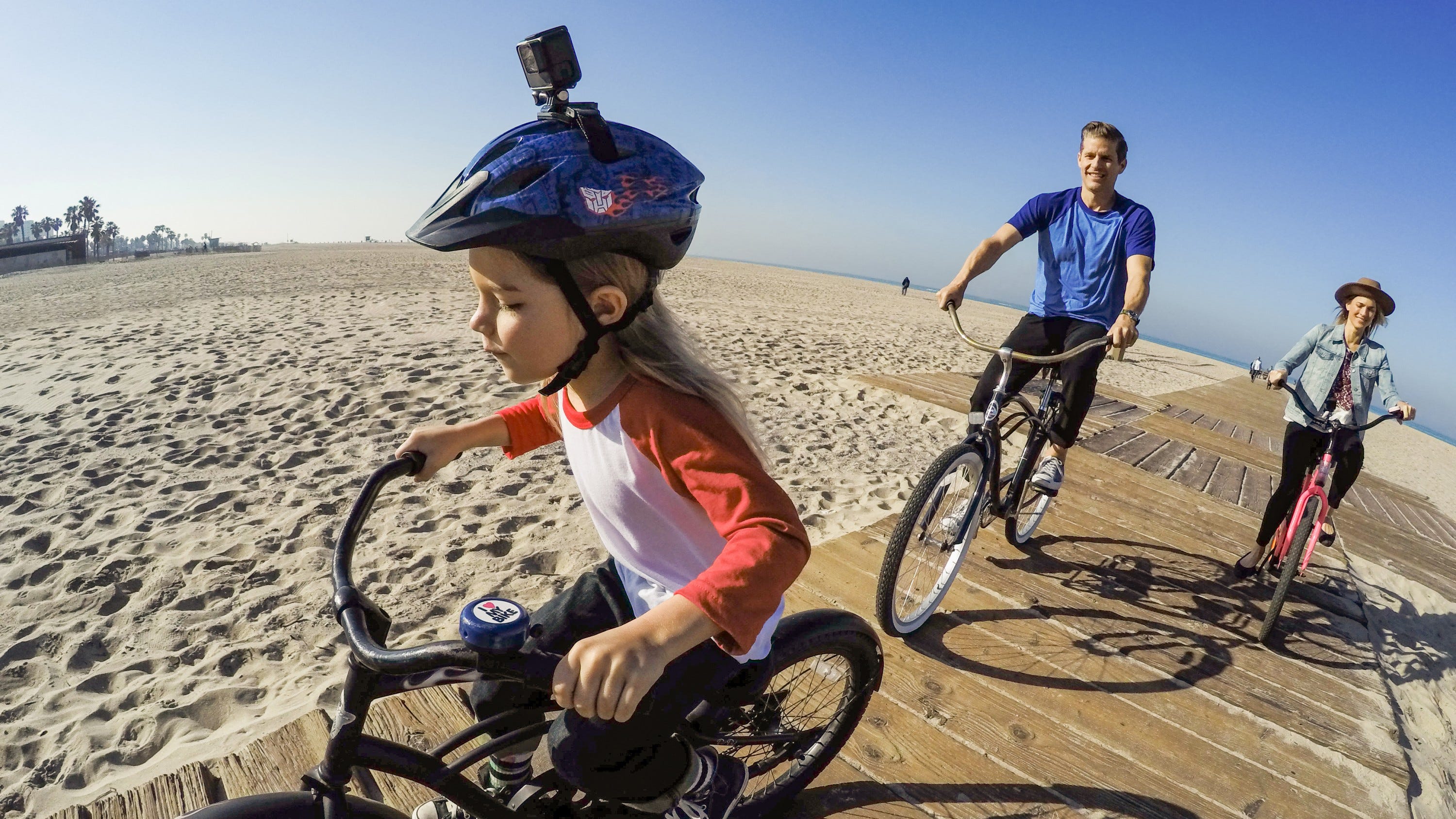 criança andando de bicicleta com GoPro acoplada ao capacete da bicicleta