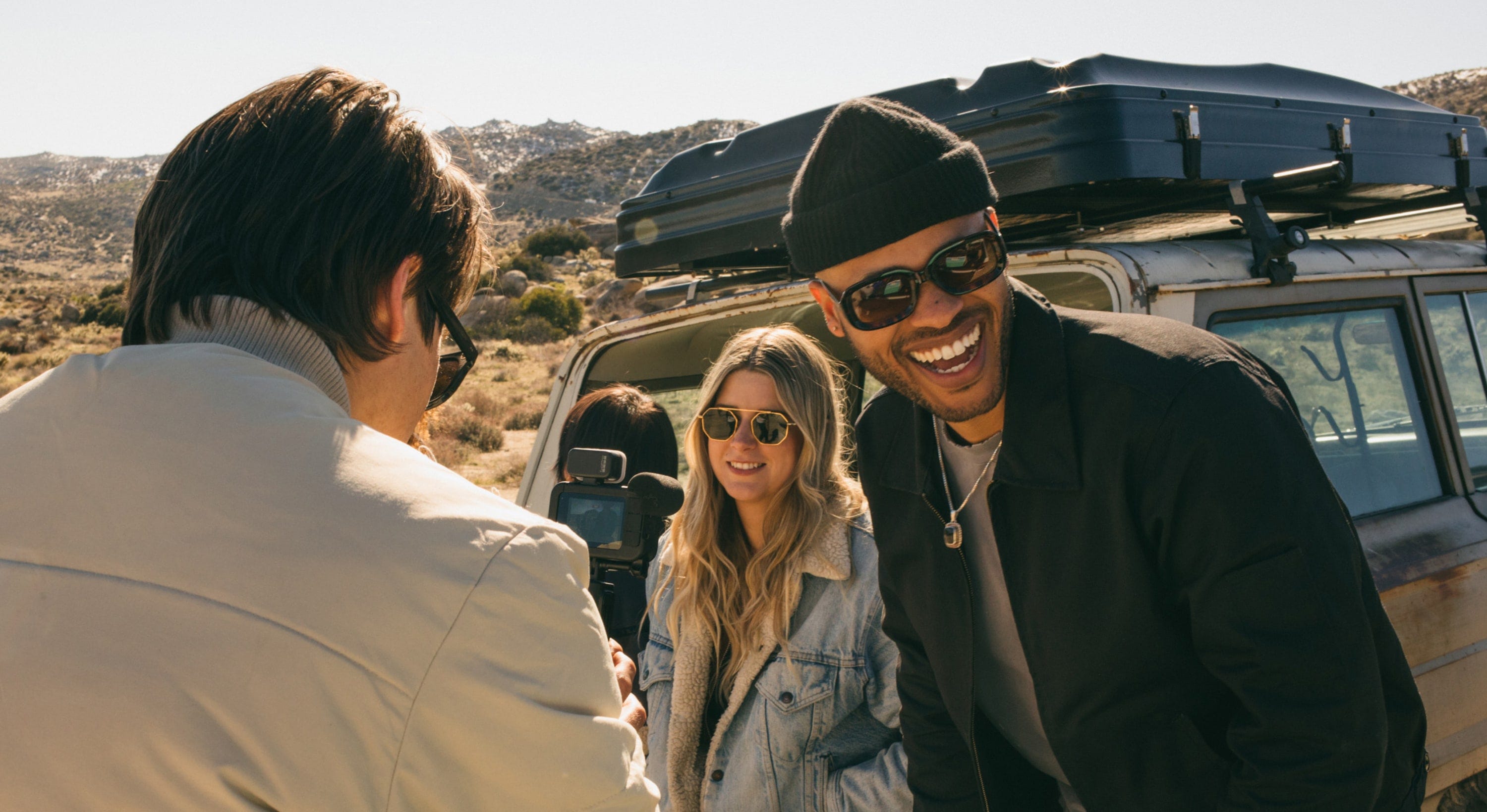 Создатель контента снимает видеоблог с помощью GoPro HERO10 Black для создателей контента 2