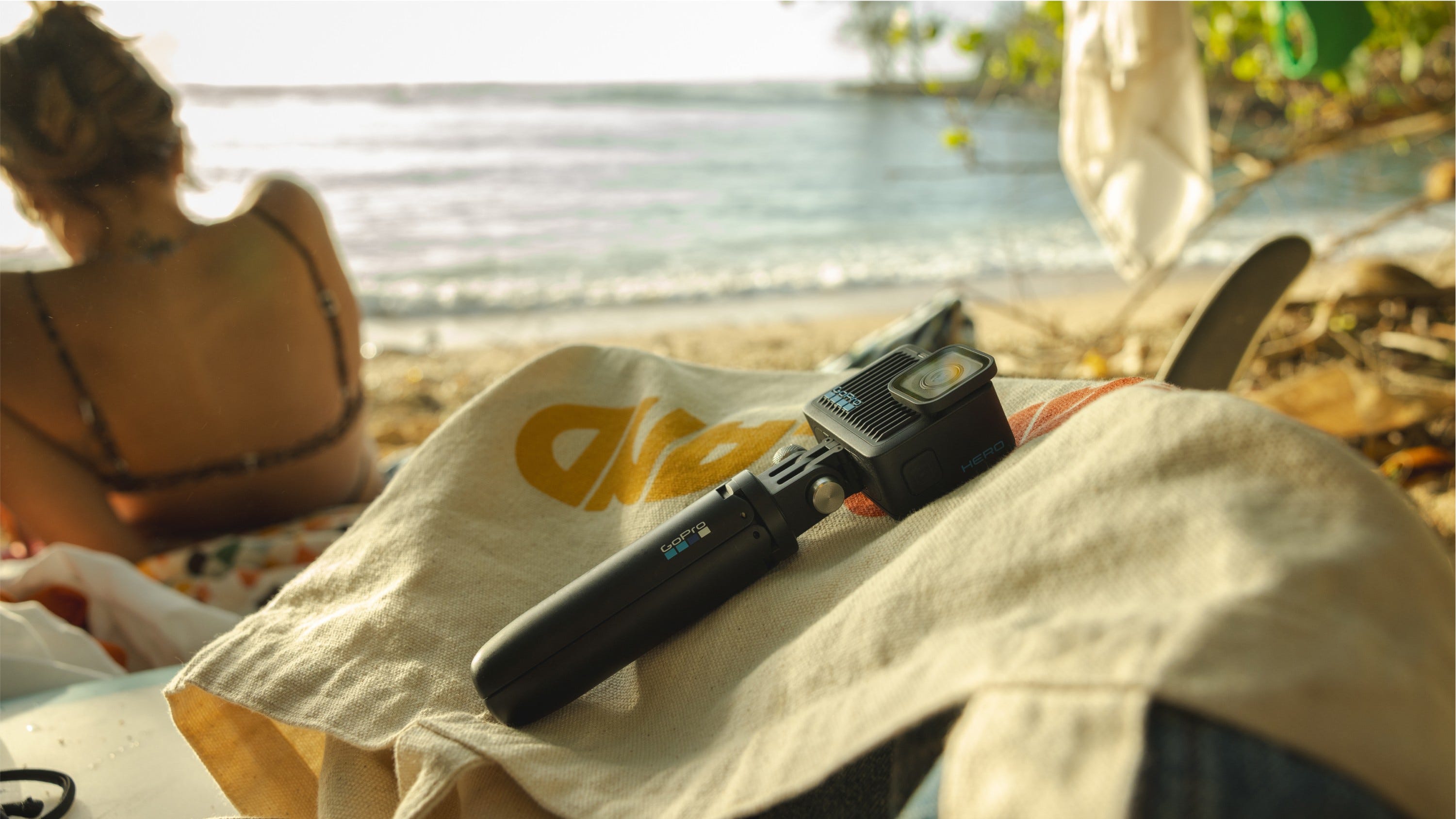 POV (punto de vista) de un Shorty (soporte para minitrípode) de GoPro de una madre y su hijo en un campo de flores