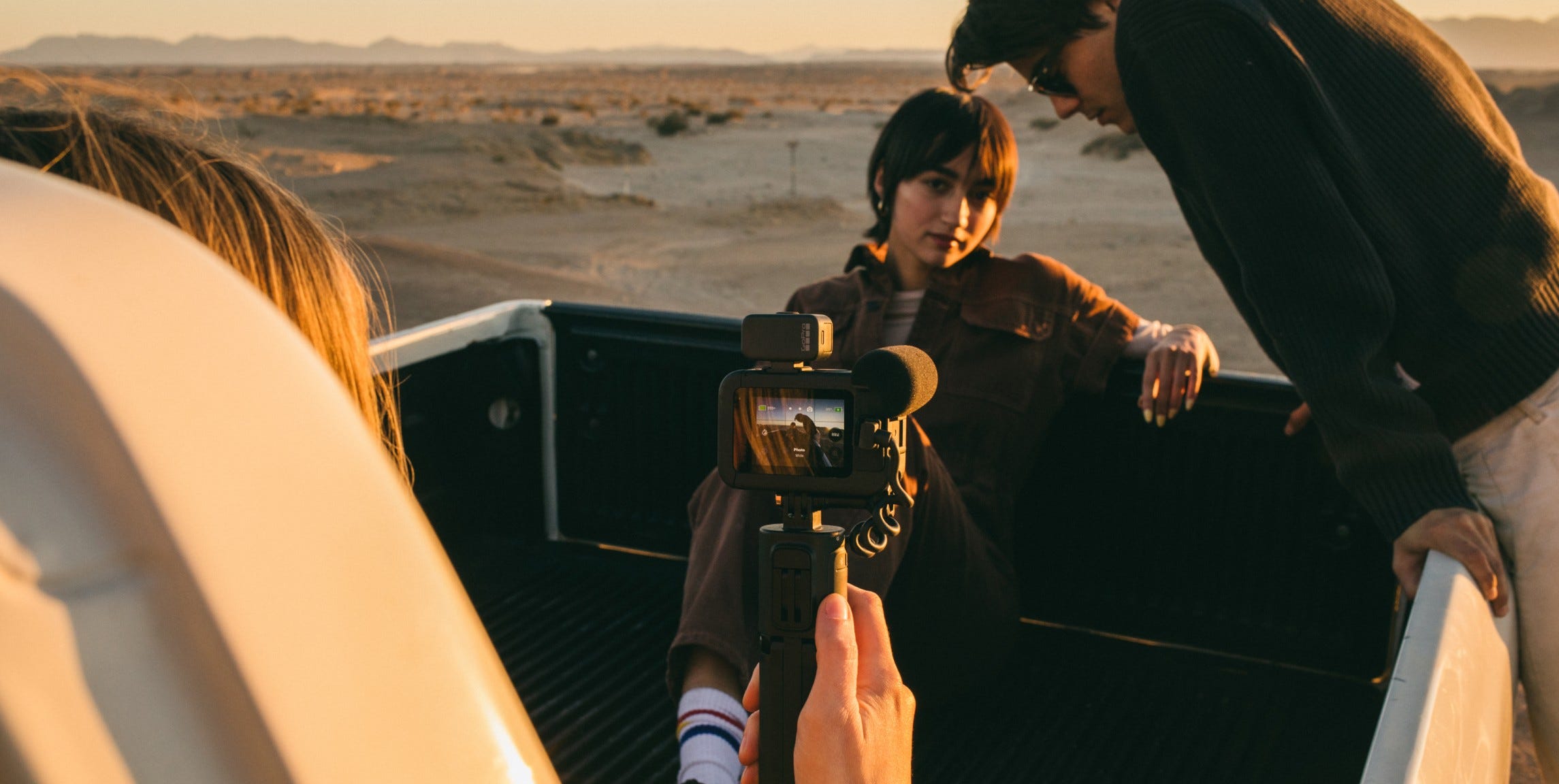 Девушка позирует в постели в трейлере (кадр, снятый на камеру GoPro HERO11 Black)