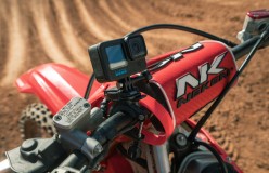 Cámara de acción GoPro HERO10 Black acoplada a una moto