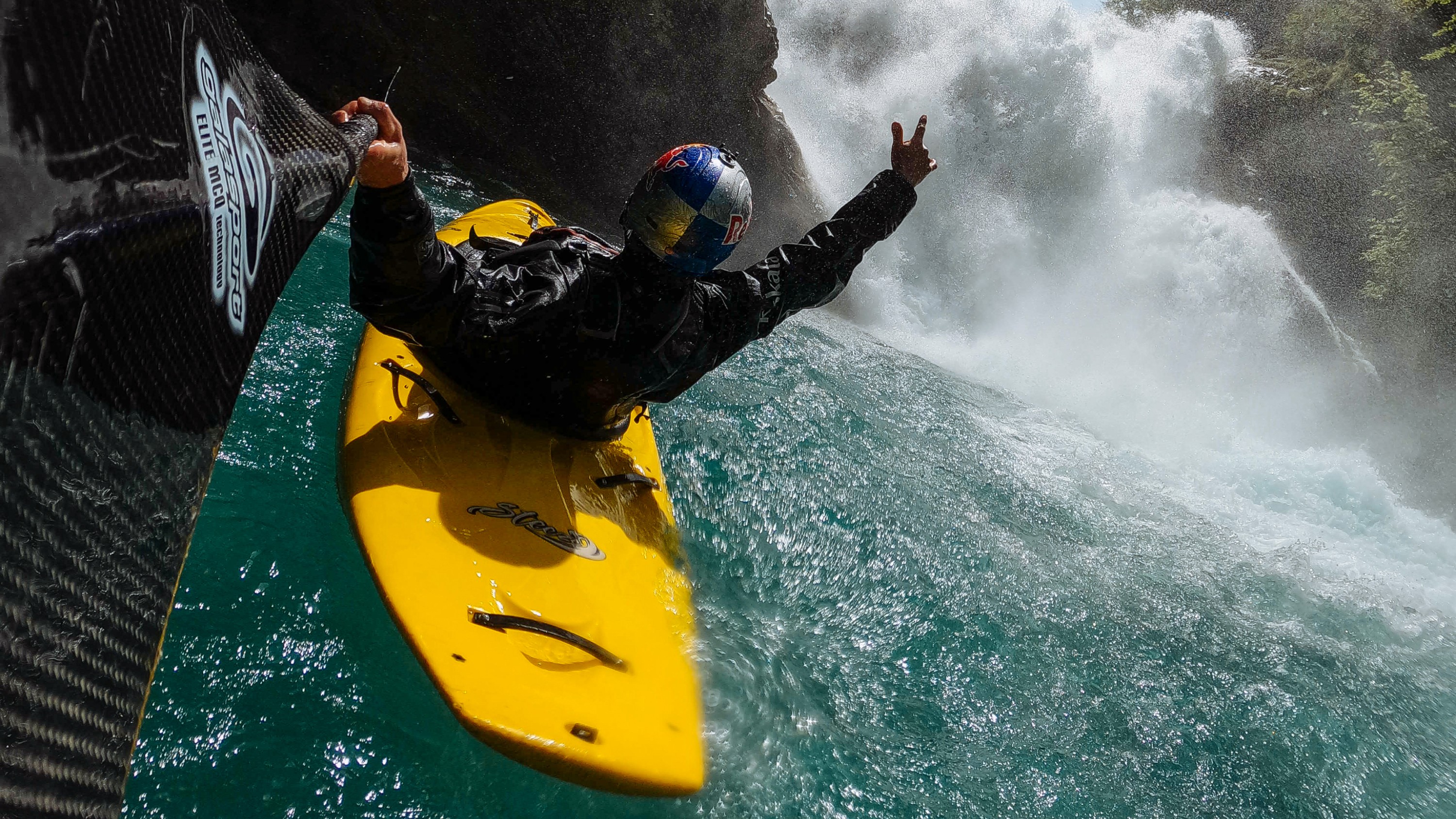 POV de una cámara de acción GoPro montada en un remo de un kayak