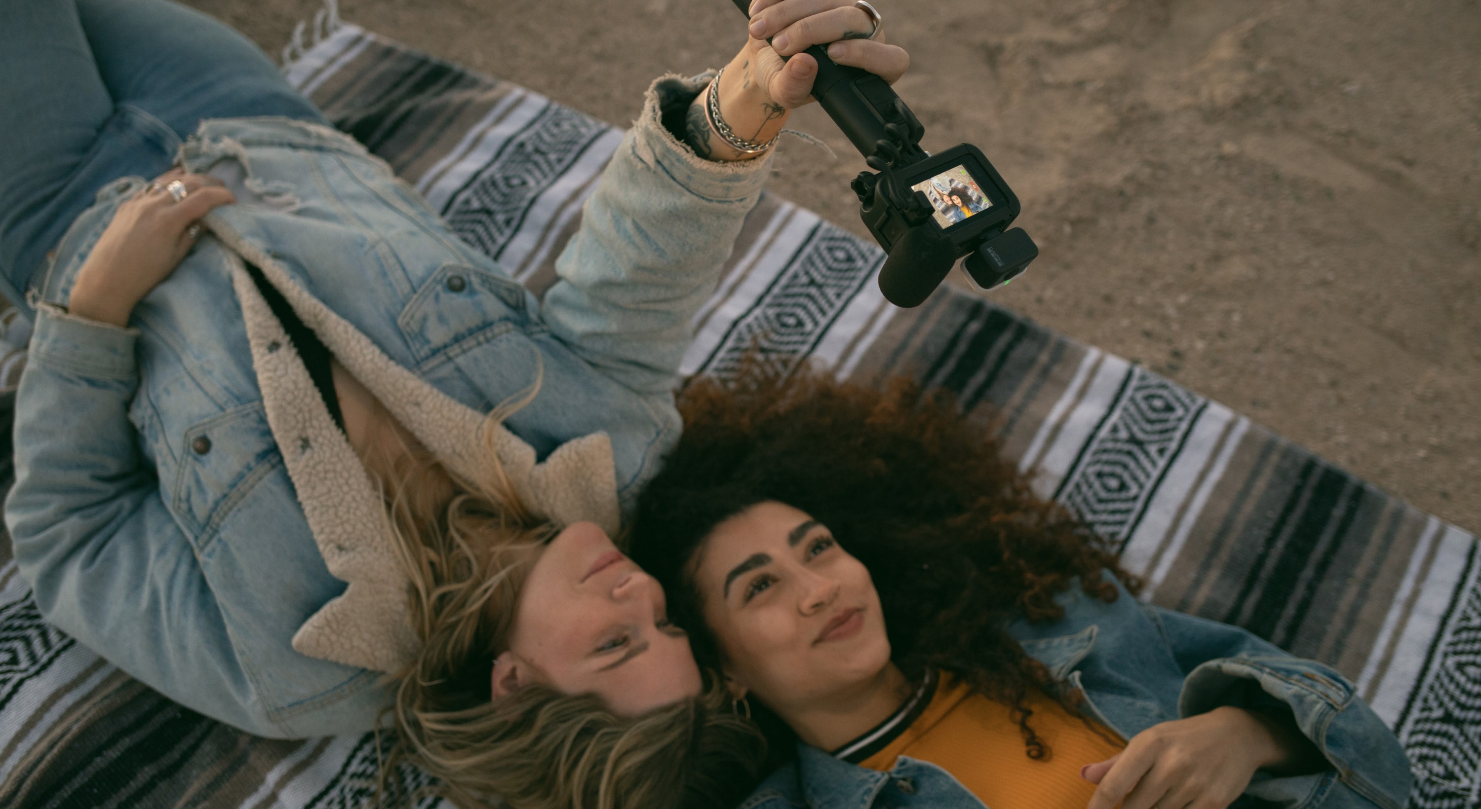 Создатель контента снимает видеоблог с помощью GoPro HERO10&nbsp;Black для создателей контента 1