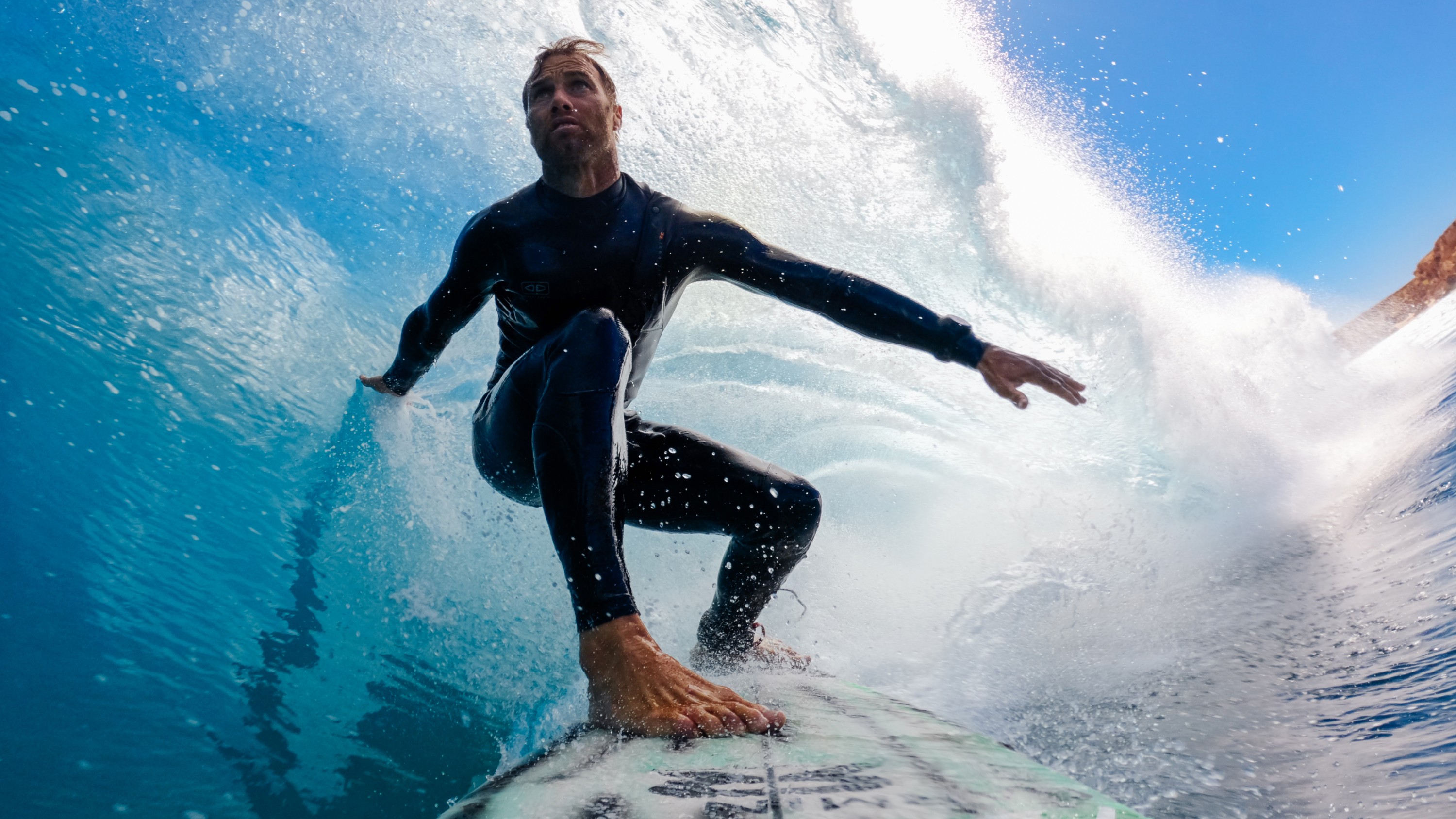 POV de una cámara de acción GoPro montada en una tabla de surf