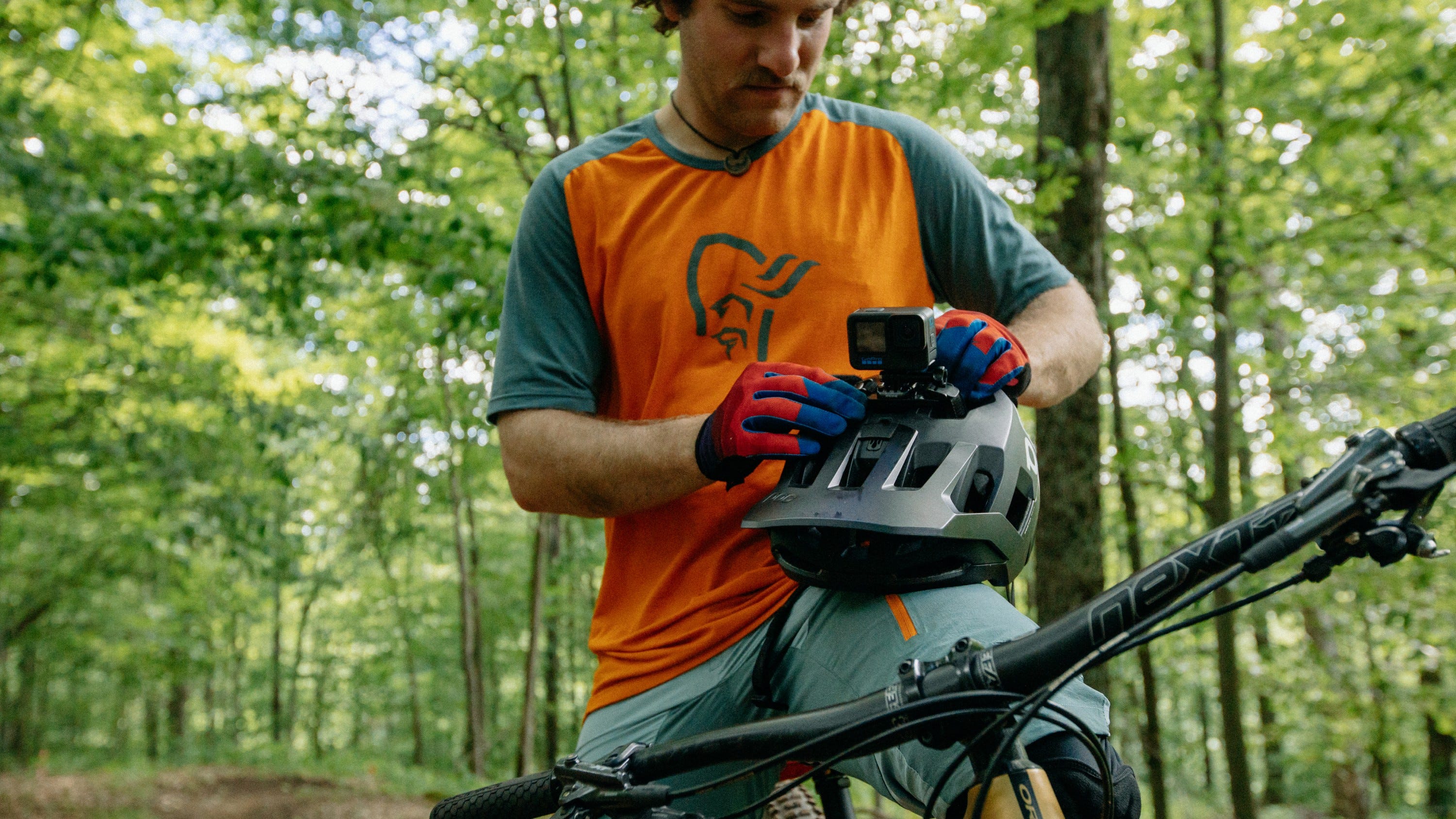 ciclista de montanha montando câmera GoPro no capacete da bicicleta