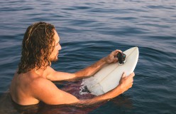 Cámara de acción GoPro HERO10 Black acoplada a una tabla de surf